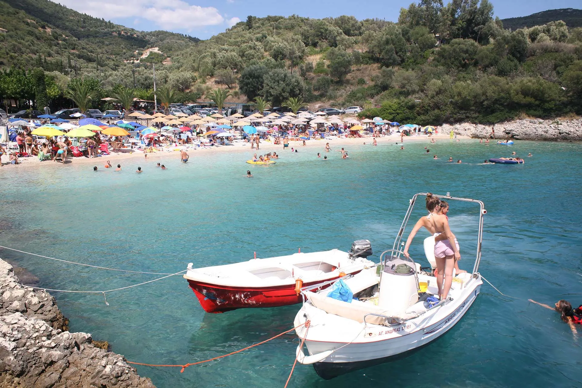 Η όμορφη βοτσαλωτή ακτή και τα ήρεμα, κρυστάλλινα γαλάζια νερά της παραλίας Άμμουσω στη νότια Λευκάδα.
