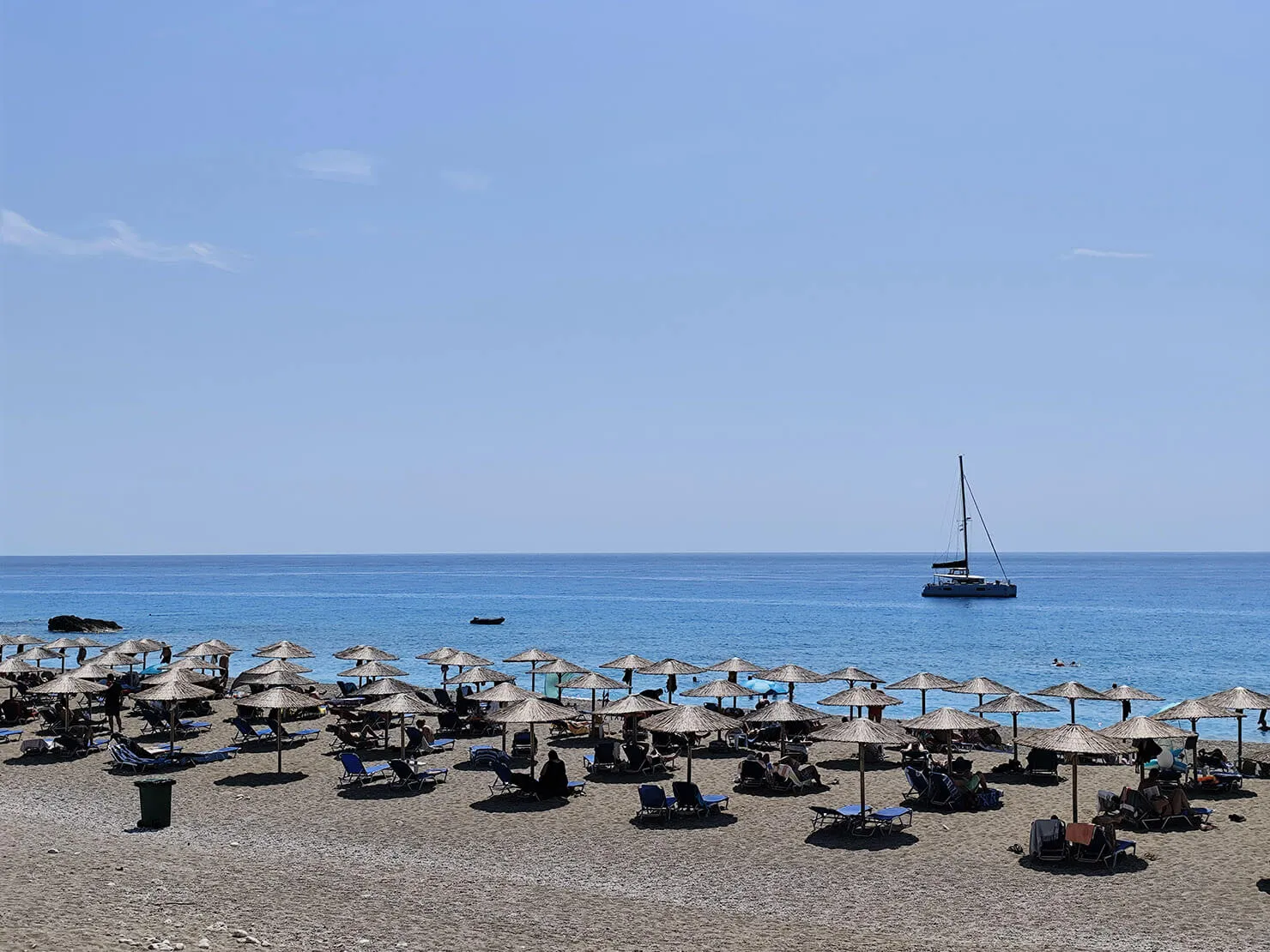 Η μακριά, εκτεταμένη ακτογραμμή της παραλίας Γιαλός στη δυτική ακτή της Λευκάδας, με τα τυρκουάζ νερά και τους εντυπωσιακούς γκρεμούς.