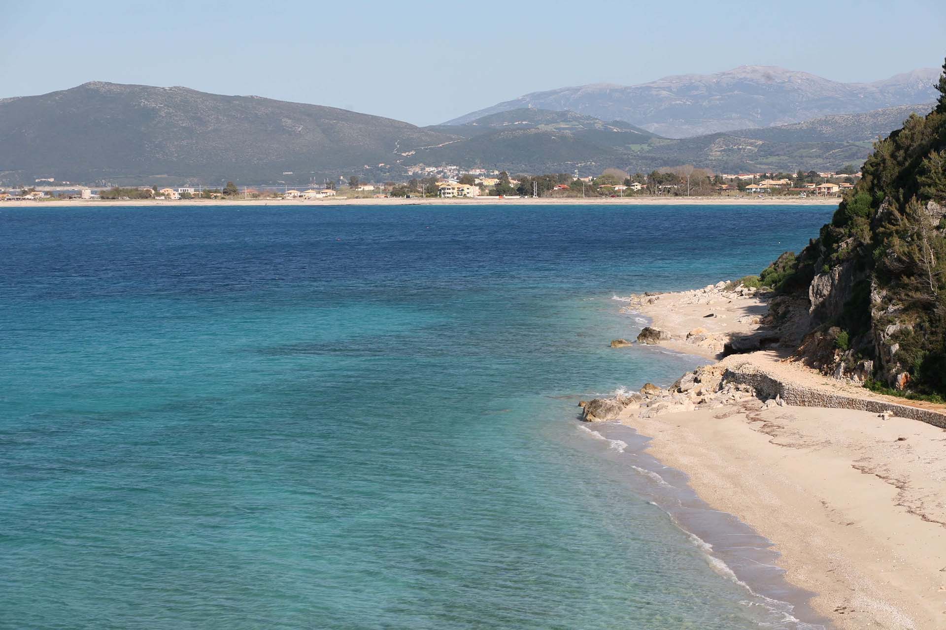 Ο όμορφος, παρθένος κόλπος της παραλίας Καμίνια κοντά στους Τσουκαλάδες, με τη βοτσαλωτή ακτή και τα καθαρά γαλαζοπράσινα νερά.