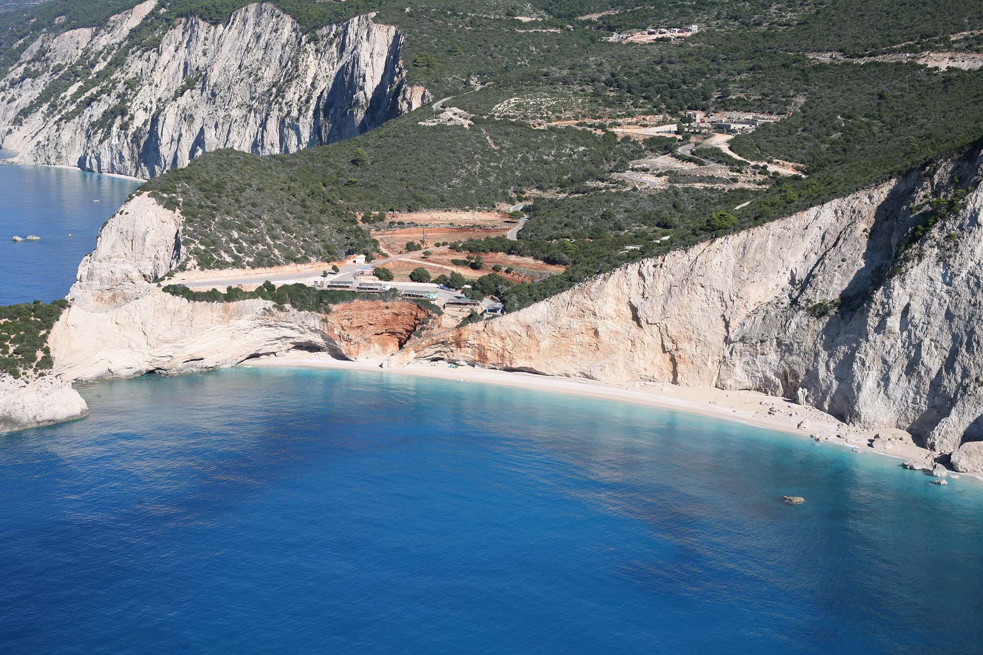 Η παγκοσμίου φήμης παραλία Πόρτο Κατσίκι στη Λευκάδα, με τους εντυπωσιακούς λευκούς γκρεμούς να δεσπόζουν πάνω από το γαλαζοπράσινο Ιόνιο Πέλαγος.