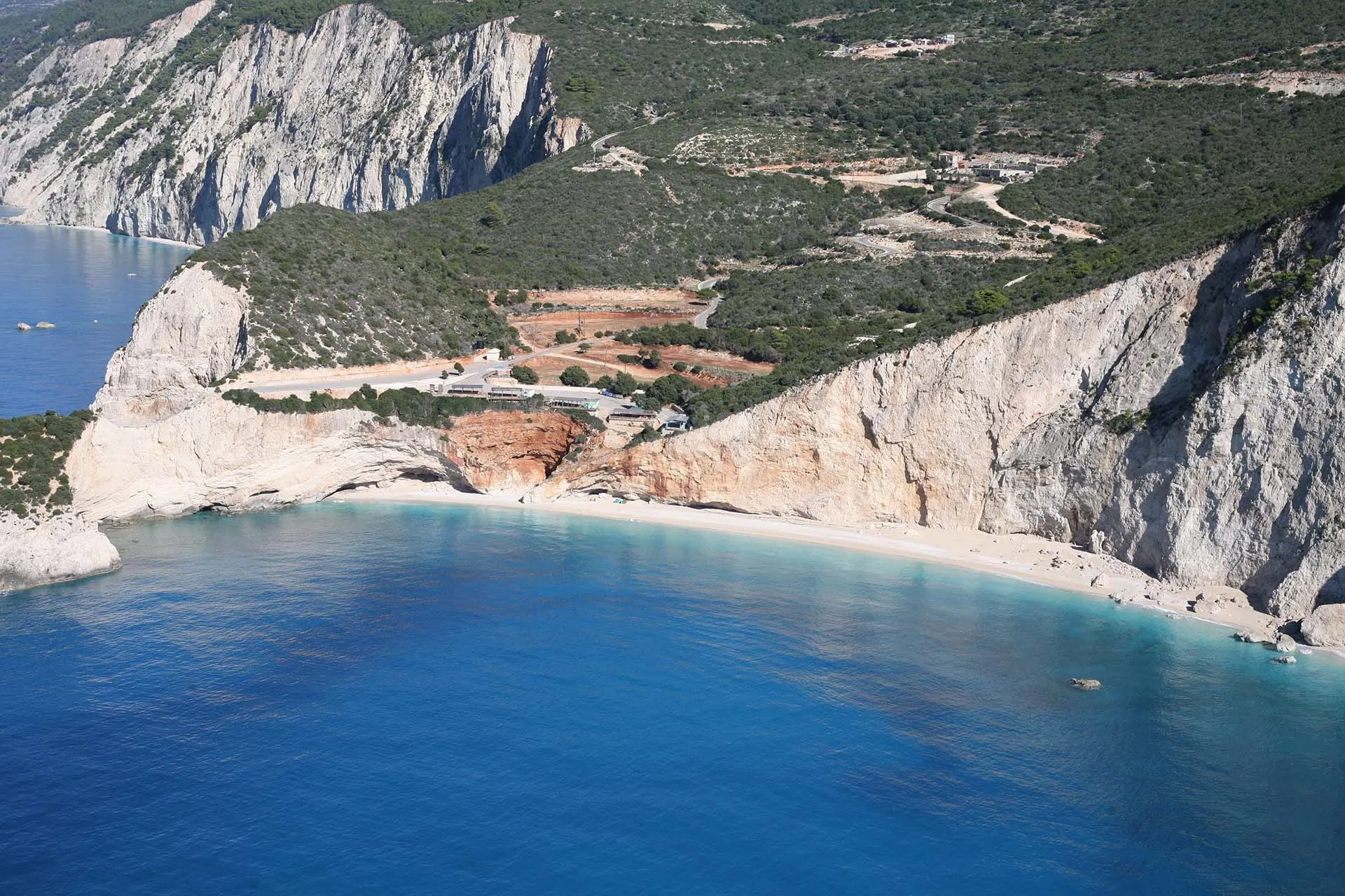 Η παγκοσμίου φήμης παραλία Πόρτο Κατσίκι στη Λευκάδα, με τους εντυπωσιακούς λευκούς γκρεμούς να δεσπόζουν πάνω από το γαλαζοπράσινο Ιόνιο Πέλαγος.