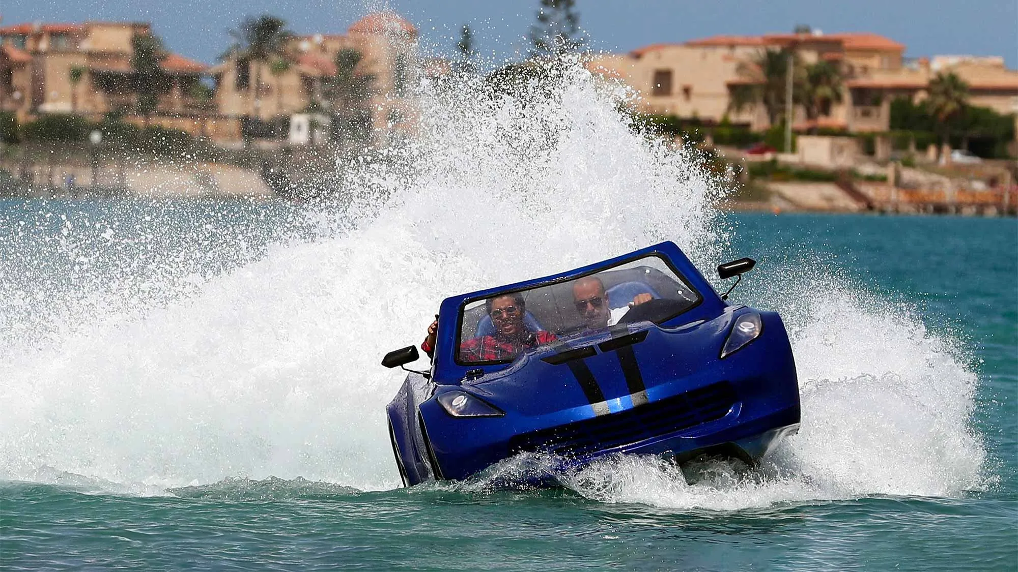 Ένα άτομο κάνει parasailing ψηλά πάνω από τη θάλασσα με τα Kavvadas Water Sports, απολαμβάνοντας την εκπληκτική θέα του Νυδριού και του Σκορπιού.