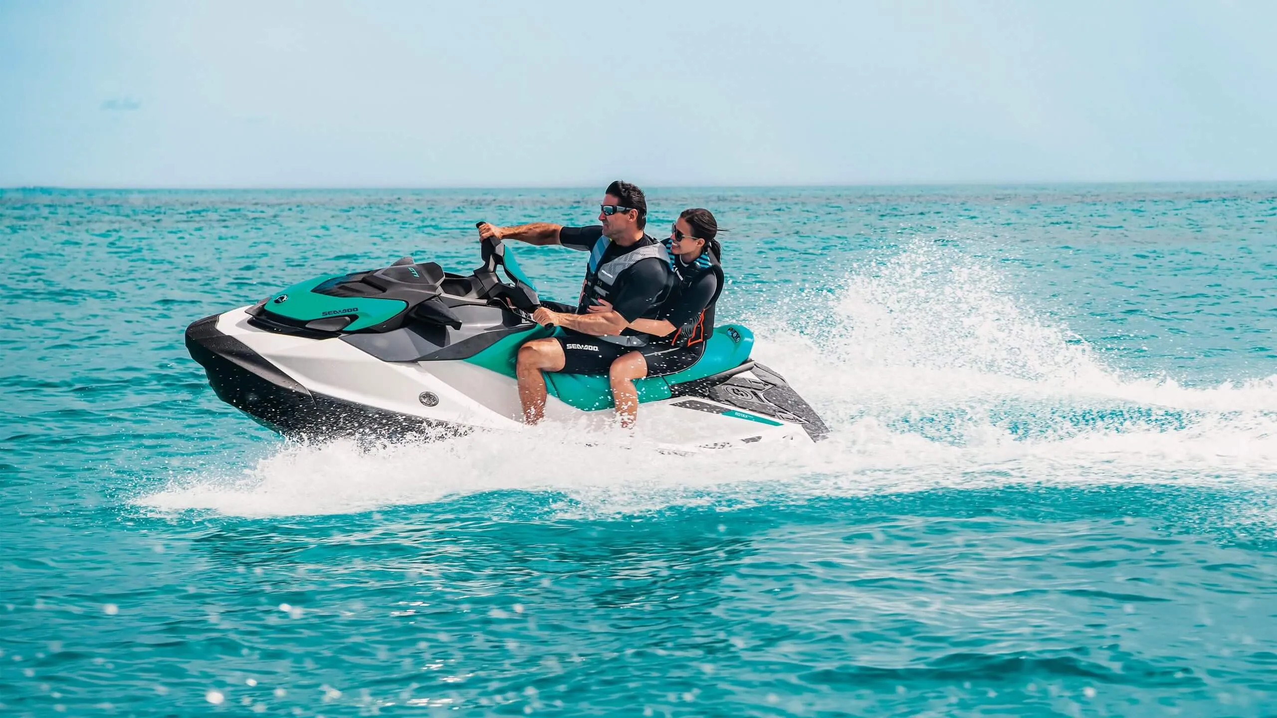Ένα πολυτελές φουσκωτό (RIB) από τον στόλο του Politis Boat Club ταξιδεύει στα τυρκουάζ νερά του Ιονίου.
