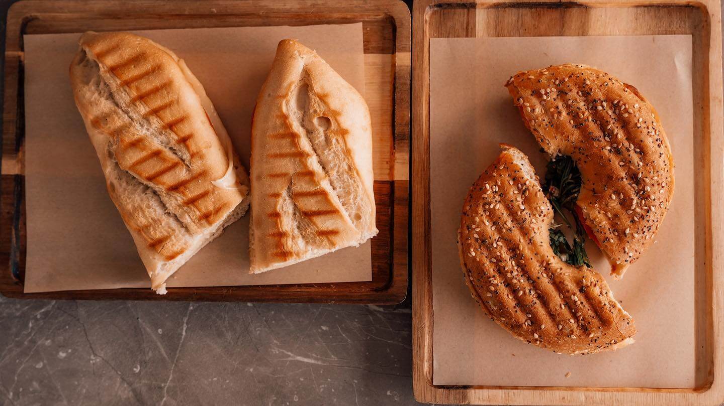 Ένας τέλεια προετοιμασμένος specialty καφές και ένα νόστιμο πιάτο brunch από το Hood 44 στην πόλη της Λευκάδας.