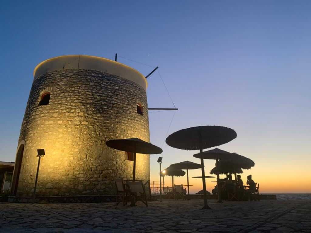 Ο ιστορικός ανεμόμυλος Ορλώφ, που στεγάζει το καφέ μπαρ Μύλος Ορλώφ, στη γραφική Παραλία Μύλων της Λευκάδας.