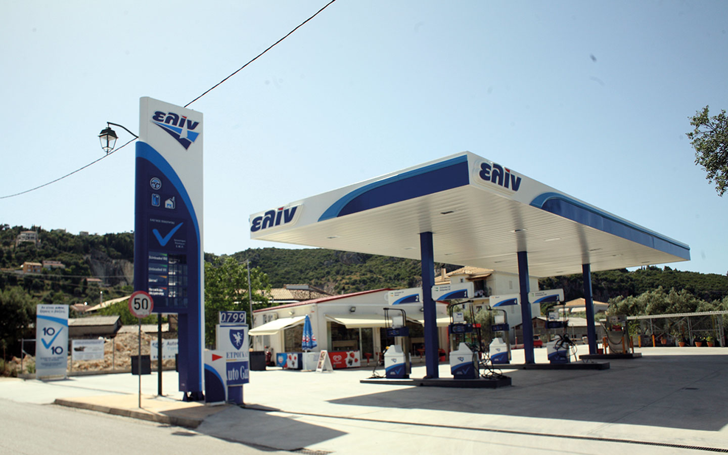 Το πρατήριο καυσίμων της Ελίν στην Απόλπαινα, Λευκάδα, που δείχνει τις αντλίες καυσίμων και την είσοδο του mini market.