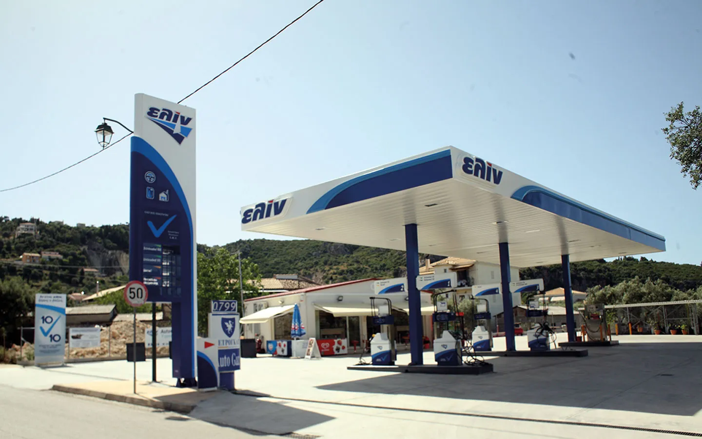 Το πρατήριο καυσίμων της Ελίν στην Απόλπαινα, Λευκάδα, που δείχνει τις αντλίες καυσίμων και την είσοδο του mini market.