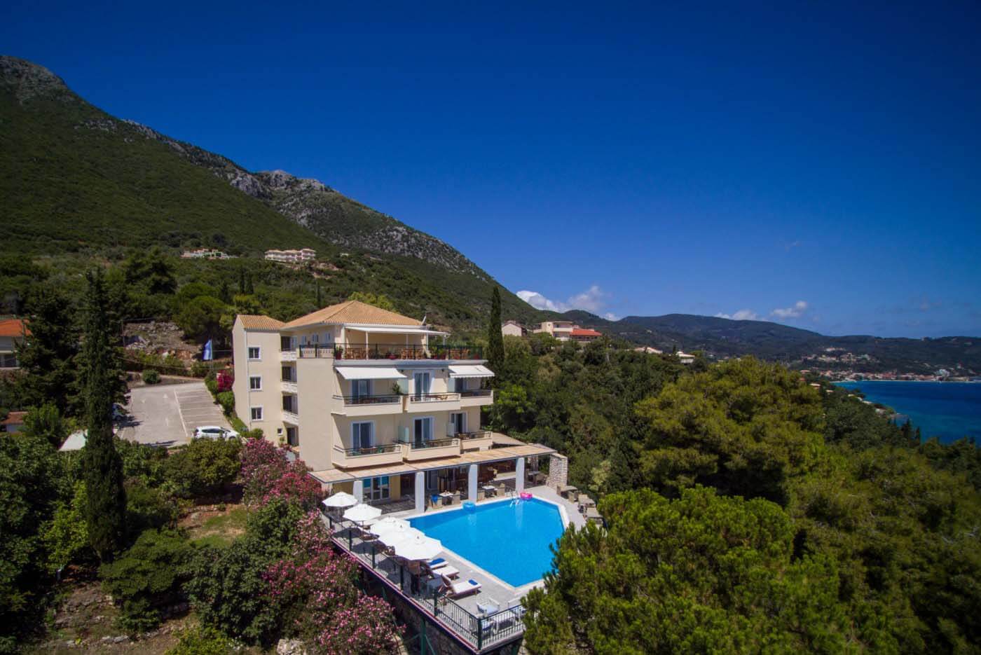 Η εκπληκτική θέα στη θάλασσα από τον χώρο της πισίνας του ξενοδοχείου 4 αστέρων Aliki στη Νικιάνα της Λευκάδας.