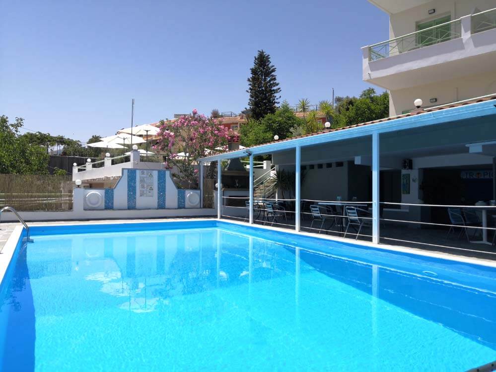 Η φιλόξενη πισίνα και η βεράντα του ξενοδοχείου Tropicana Inn, με την όμορφη θέα στο Ιόνιο Πέλαγος στο Περιγιάλι.