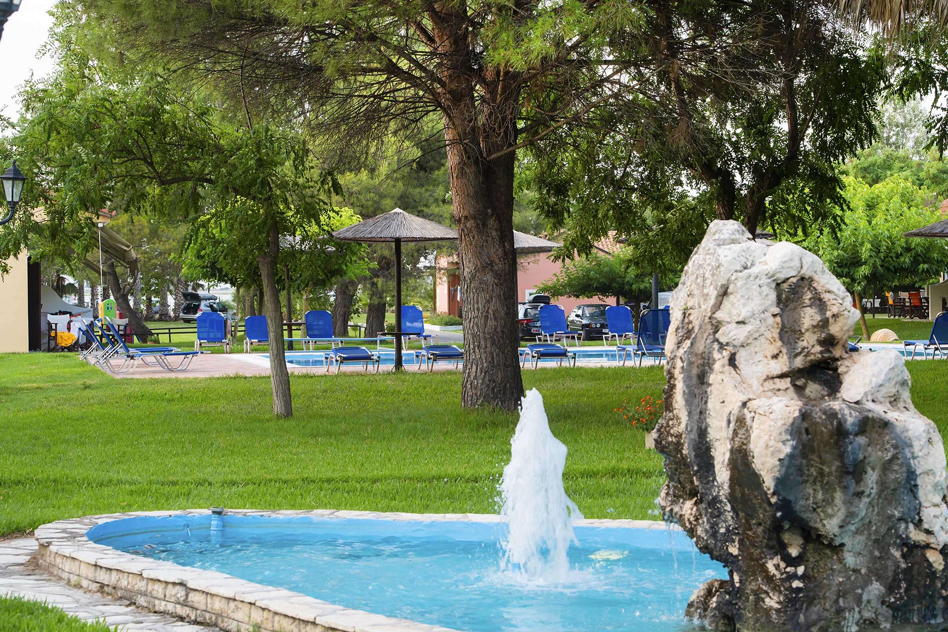 Ο πανέμορφος, καταπράσινος κήπος και η πισίνα του συγκροτήματος Villagio στον Άγιο Ιωάννη, Λευκάδα.