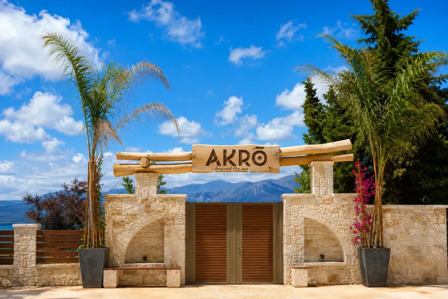Η παραθαλάσσια βεράντα του Akro Beach Bar & Restaurant με θέα στο Ιόνιο Πέλαγος στη Νικιάνα Λευκάδας.