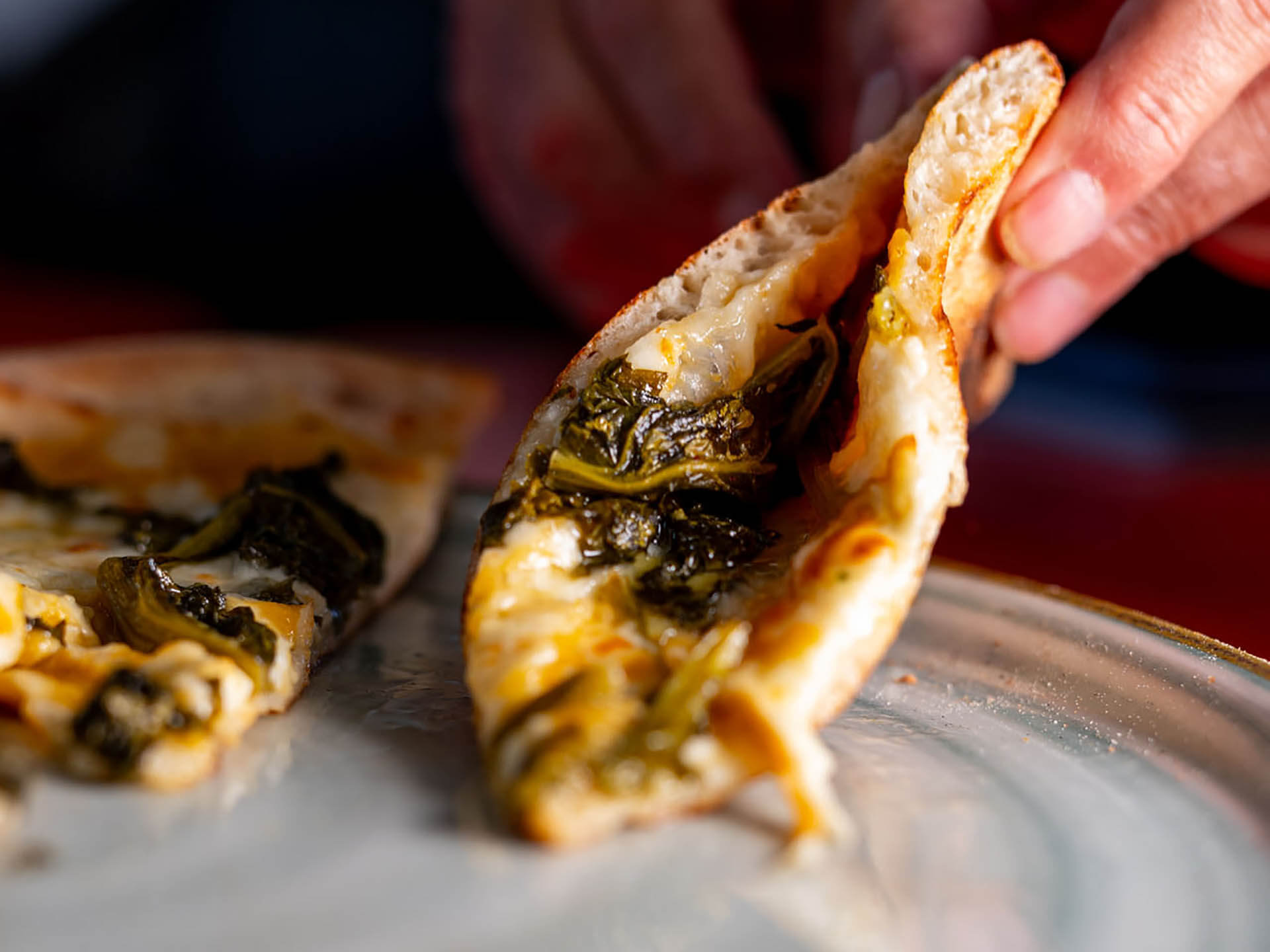 Μια νόστιμη, αυθεντική ιταλική πίτσα από το AL MOLO, με φόντο την πανέμορφη παραλία της πόλης της Λευκάδας.