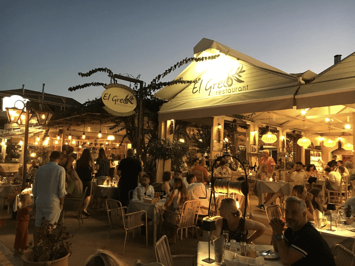 Ένα φιλόξενο τραπέζι στο Εστιατόριο El Greco στο Νυδρί, έτοιμο για να απολαύσουν οι πελάτες μεσογειακά και ελληνικά πιάτα.