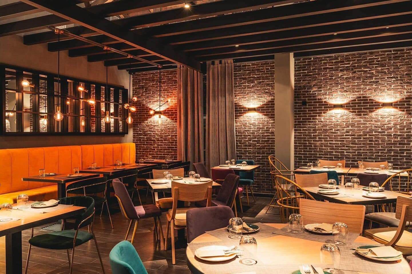 Ο κομψός και όμορφα διακοσμημένος εσωτερικός χώρος του Pizzeria Festino στην πόλη της Λευκάδας, με θέα τη μαρίνα.