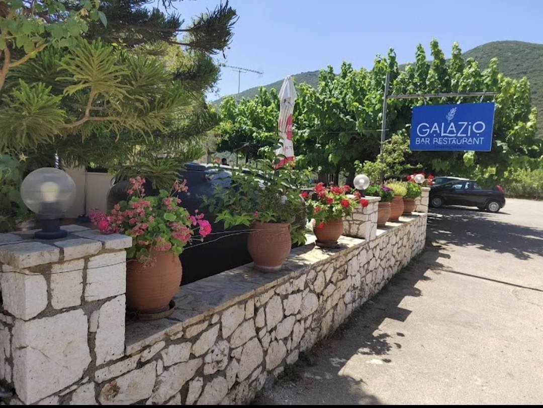 Η εκπληκτική βεράντα του Galazio Bar Restaurant, με θέα τον πανέμορφο κόλπο των Συβότων, Λευκάδα.