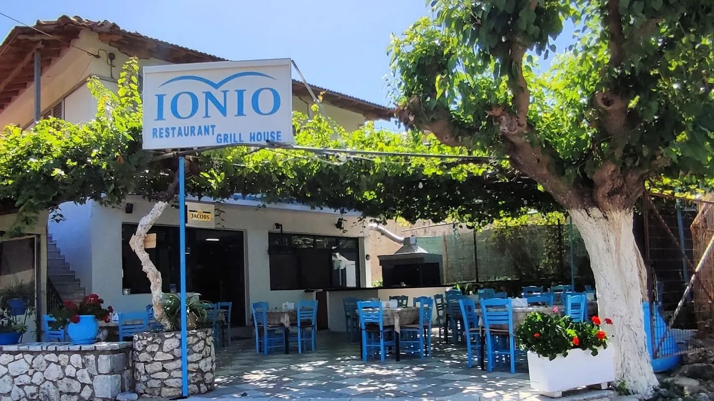 Λαχταριστά ψητά κρέατα και παραδοσιακά ελληνικά πιάτα στο Ionio Restaurant Grill-House.
