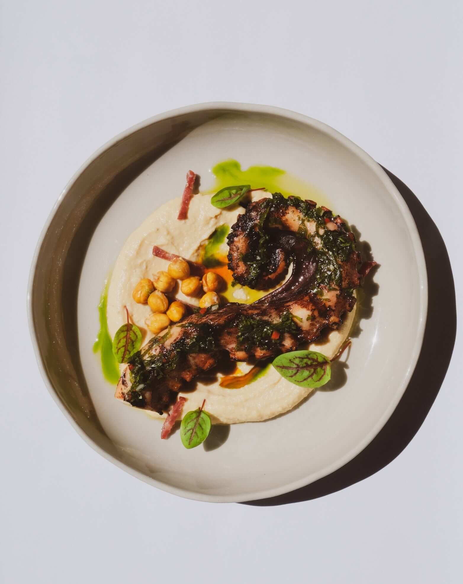 Κομψό εσωτερικό ή όμορφα παρουσιασμένο πιάτο από το Minas - More Than Fish, αναδεικνύοντας την γκουρμέ μεσογειακή του φιλοσοφία στο Νυδρί.