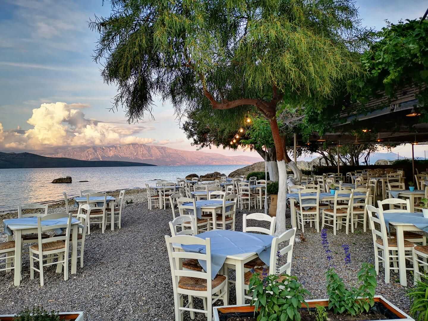 Η Ταβέρνα Πανταζής προσφέρει μια φιλόξενη γευστική εμπειρία στην άκρη του λιμανιού της Νικιάνας, Λευκάδα, με τραπέζια δίπλα στο κύμα.