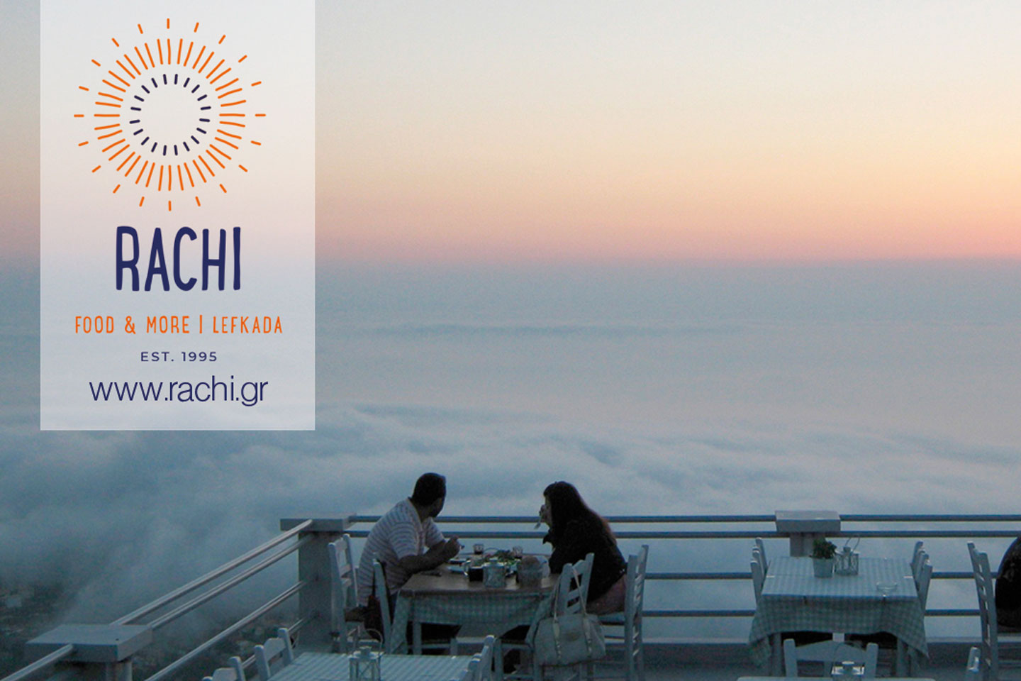 Η εκπληκτική πανοραμική θέα του ηλιοβασιλέματος πάνω από το Ιόνιο Πέλαγος από το διάσημο μπαλκόνι του εστιατορίου Ράχη στην Εξάνθεια Λευκάδας.