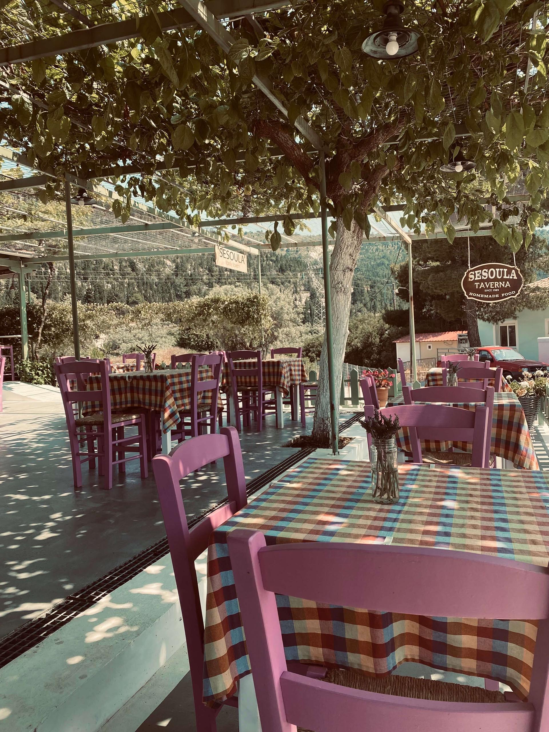 Ένα φιλόξενο τραπέζι στην Ταβέρνα Σέσουλα στο Δράγανο, έτοιμο για να απολαύσουν οι πελάτες παραδοσιακά ελληνικά μαγειρευτά.