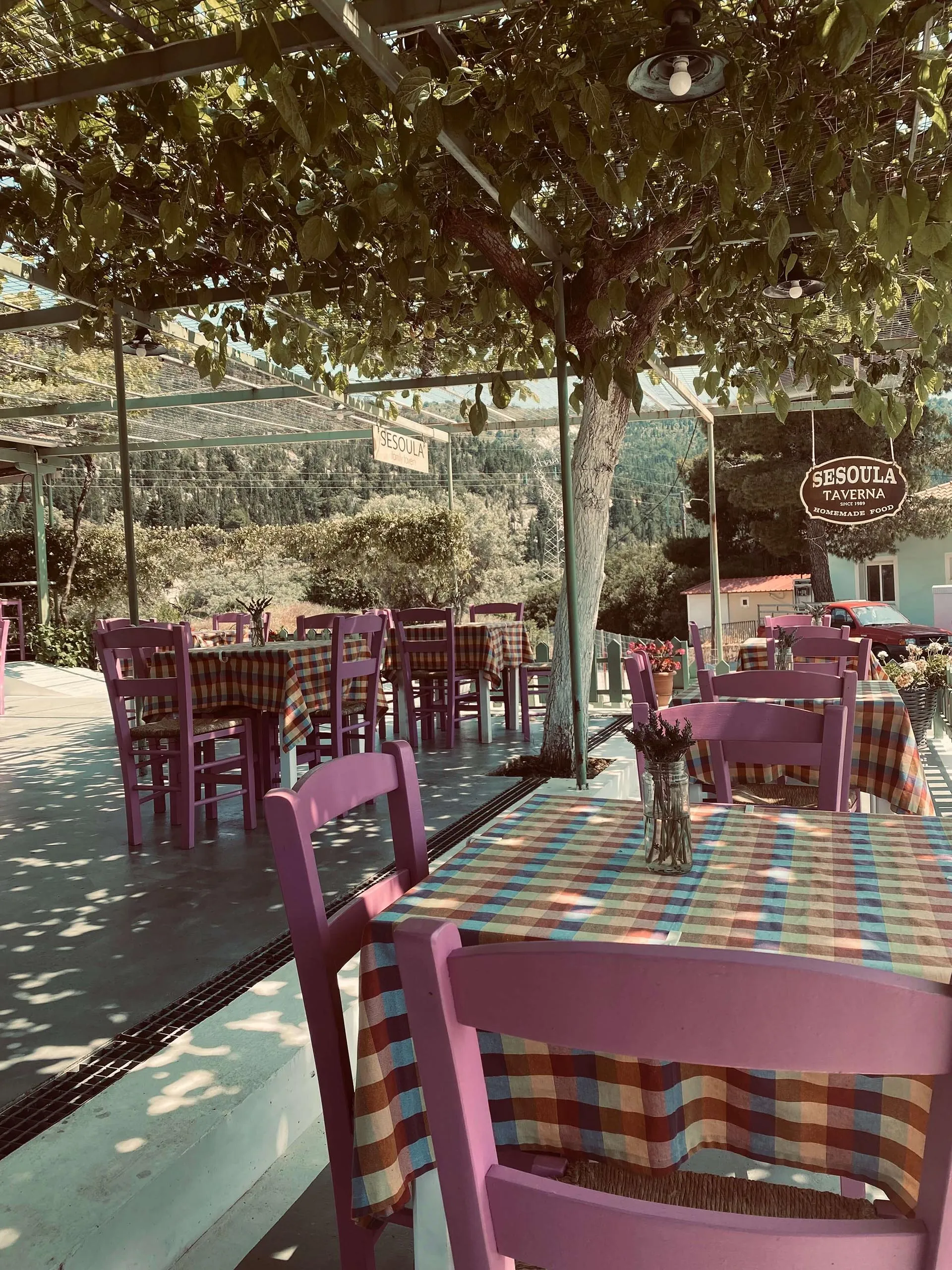 Ένα φιλόξενο τραπέζι στην Ταβέρνα Σέσουλα στο Δράγανο, έτοιμο για να απολαύσουν οι πελάτες παραδοσιακά ελληνικά μαγειρευτά.