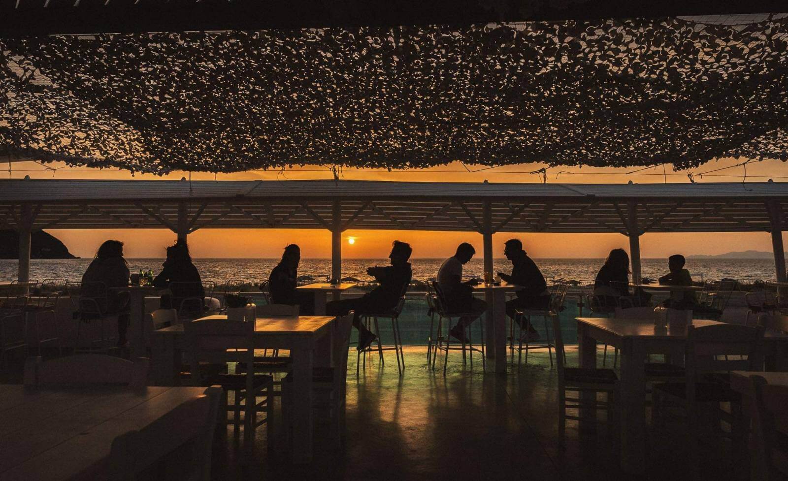 Το στιλάτο και φιλόξενο παραθαλάσσιο σκηνικό του Varko Summer Bar Resto στην παραλία του Αγίου Ιωάννη, Λευκάδα.