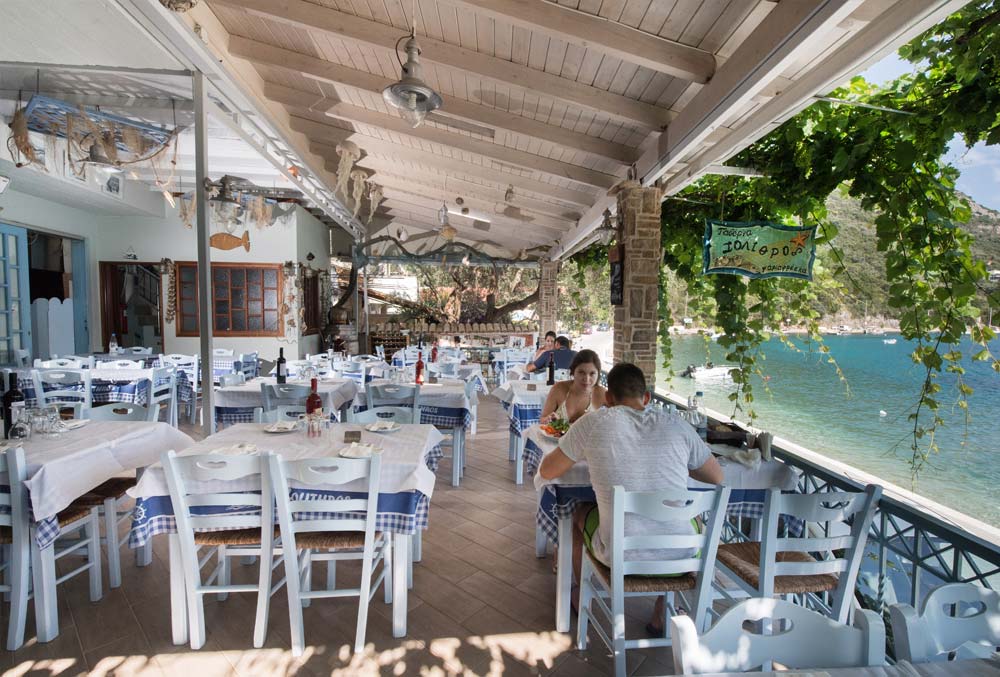 Το όμορφο παραθαλάσσιο σκηνικό της Ταβέρνας Ζόλιθρος, που βρίσκεται στον γαλήνιο κόλπο του Μικρού Γιαλού, Λευκάδα.